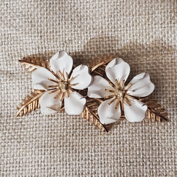 Trifari white gold enamel flower brooch RARE HTF 50's 60's signed vintage estate - Picture 11 of 16